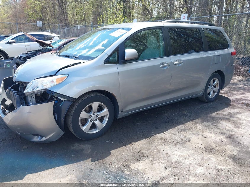 2013 Toyota Sienna Le V6 8 Passenger