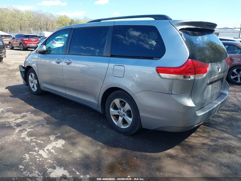 2013 Toyota Sienna Le V6 8 Passenger