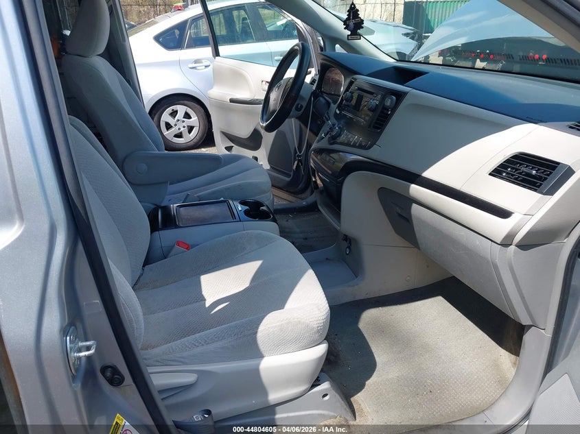 2013 Toyota Sienna Le V6 8 Passenger