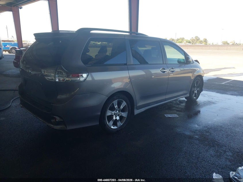 2016 Toyota Sienna Se Premium 8 Passenger