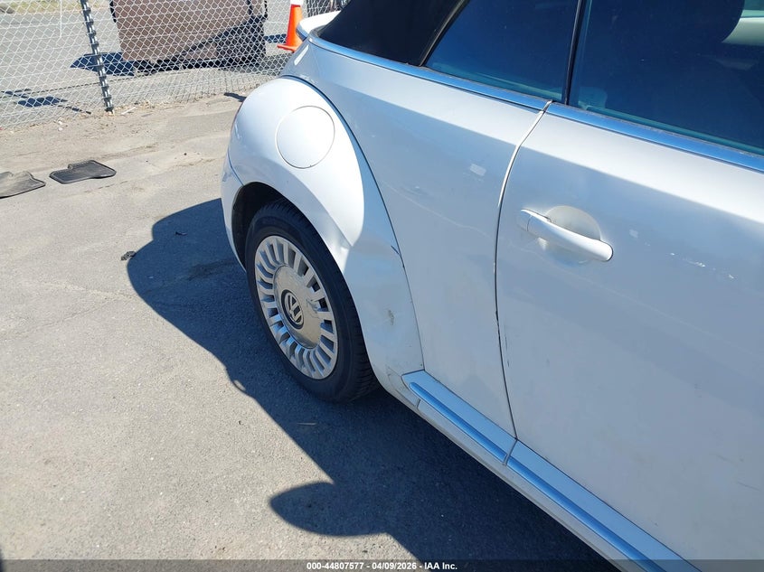 2013 Volkswagen Beetle 2.5L VIN: 3VW5P7AT4DM829589 Lot: 44807577