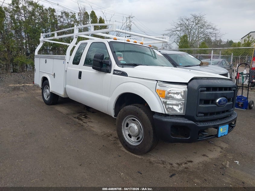 2014 FORD F-350 CHASSIS XL
