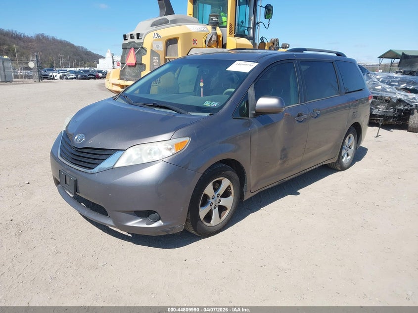 2013 Toyota Sienna Le V6 8 Passenger
