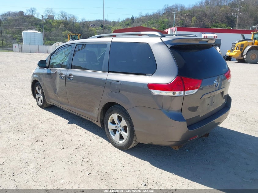 2013 Toyota Sienna Le V6 8 Passenger