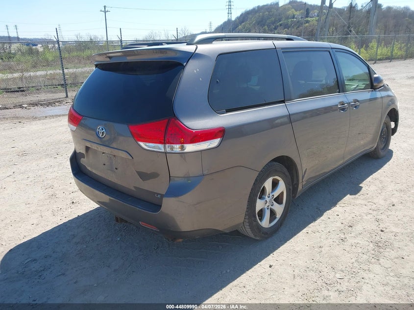 2013 Toyota Sienna Le V6 8 Passenger