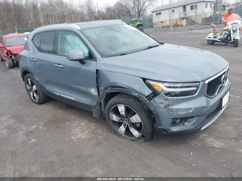 2022 Volvo Xc40 T5 Momentum