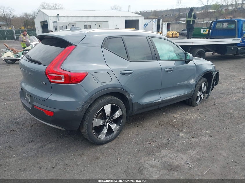 2022 Volvo Xc40 T5 Momentum