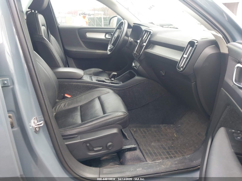 2022 Volvo Xc40 T5 Momentum