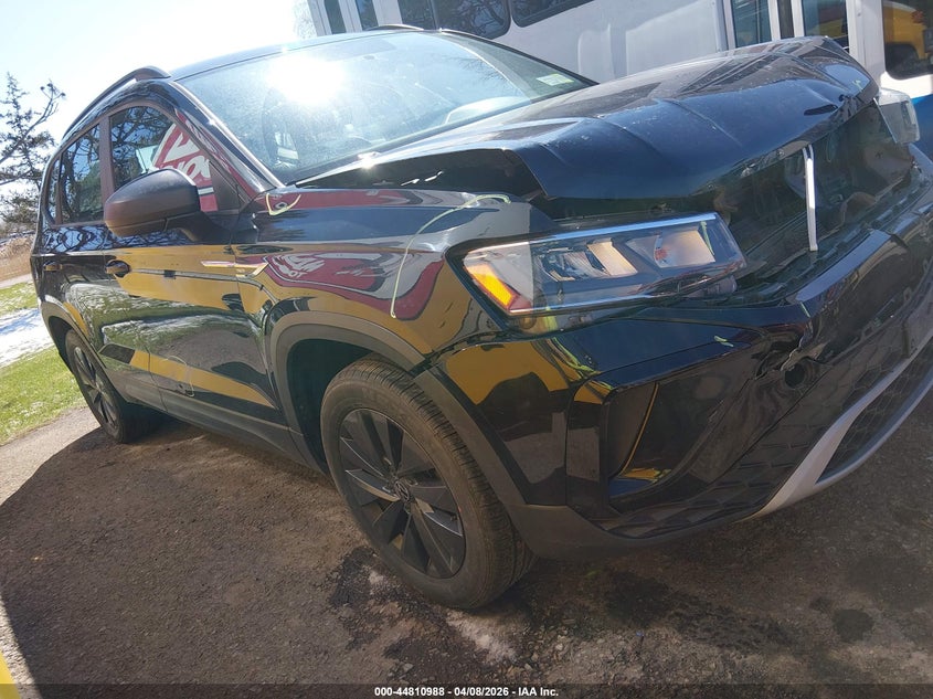 2022 Volkswagen Taos 1.5T S VIN: 3VVAX7B2XNM018695 Lot: 44810988