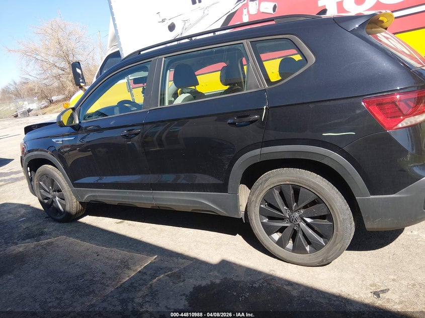 2022 Volkswagen Taos 1.5T S VIN: 3VVAX7B2XNM018695 Lot: 44810988