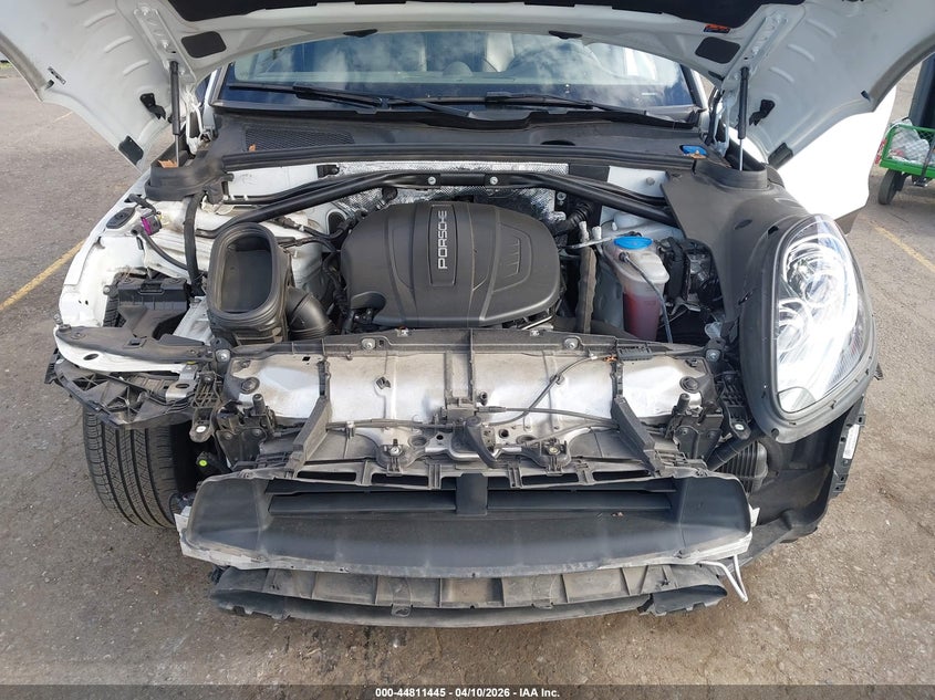 WP1AA2A5XHLB04768 2017 Porsche Macan 2.0 white