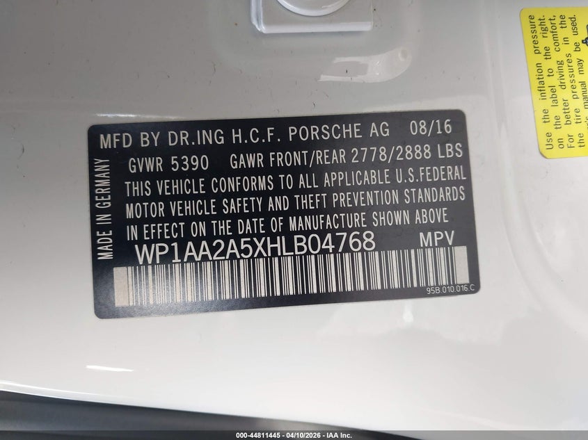 WP1AA2A5XHLB04768 2017 Porsche Macan 2.0 white