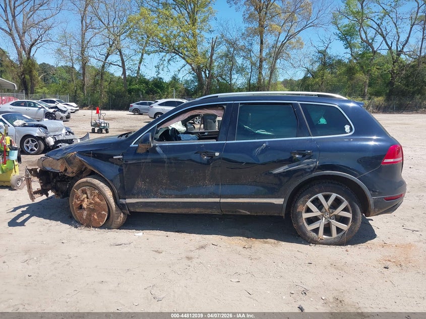 2014 Volkswagen Touareg X VIN: WVGEP9BP6ED011810 Lot: 44812039