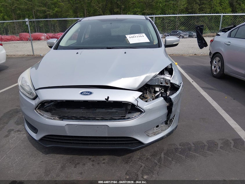 1FADP3F22HL309136 2017 Ford Focus 2.0 Se silver