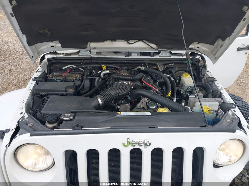 2011 Jeep Wrangler / 3.8 Unlimited Sahara white Lot 111044812437 Vin 1J4BA5H17BL636104