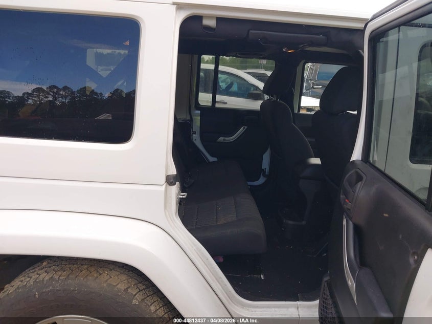 2011 Jeep Wrangler / 3.8 Unlimited Sahara white Lot 111044812437 Vin 1J4BA5H17BL636104