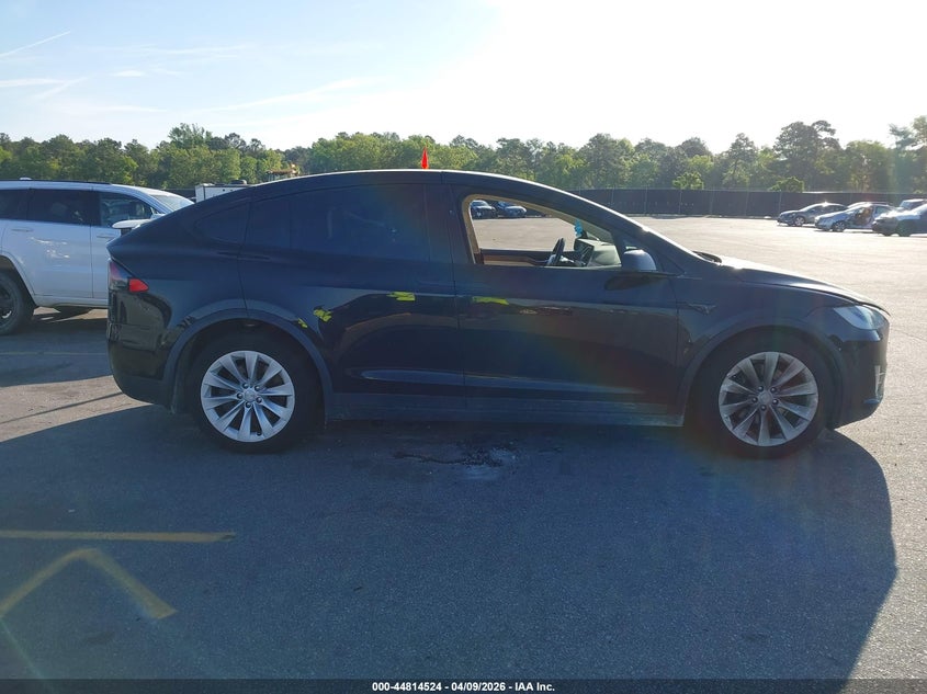 2017 Tesla Model X 100D/75D/90D VIN: 5YJXCBE27HF060964 Lot: 44814524