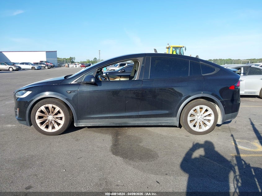 2017 Tesla Model X 100D/75D/90D VIN: 5YJXCBE27HF060964 Lot: 44814524