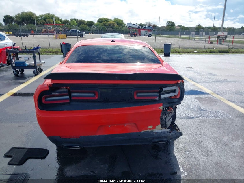 2C3CDZAG0NH238438 2022 Dodge Challenger 3.6 Sxt orange