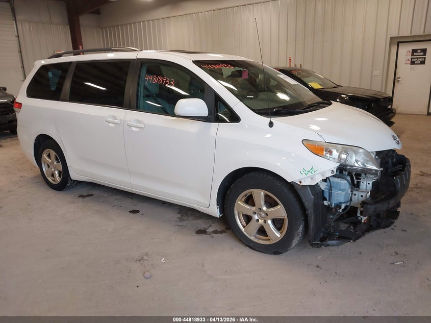 2014 Toyota Sienna Xle V6 8 Passenger