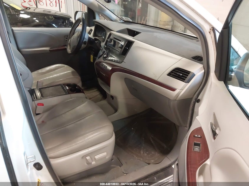 2014 Toyota Sienna Xle V6 8 Passenger