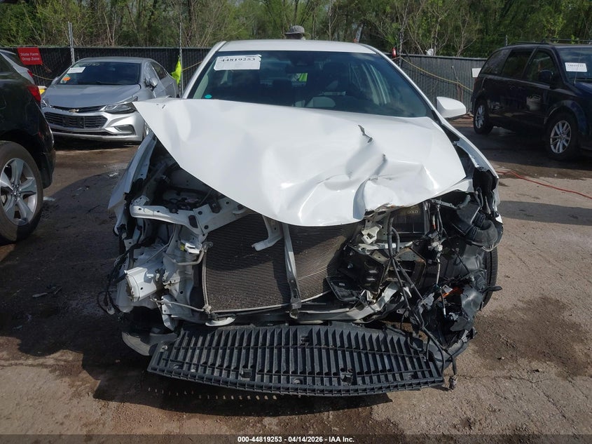 2017 Toyota Corolla 1.8 white Lot 111044819253 Vin 2T1BURHE0HC944464