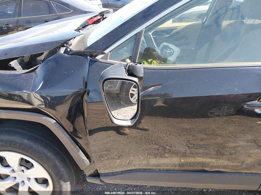 VIN JTMH1RFV3KJ001468 2019 TOYOTA RAV4 LE