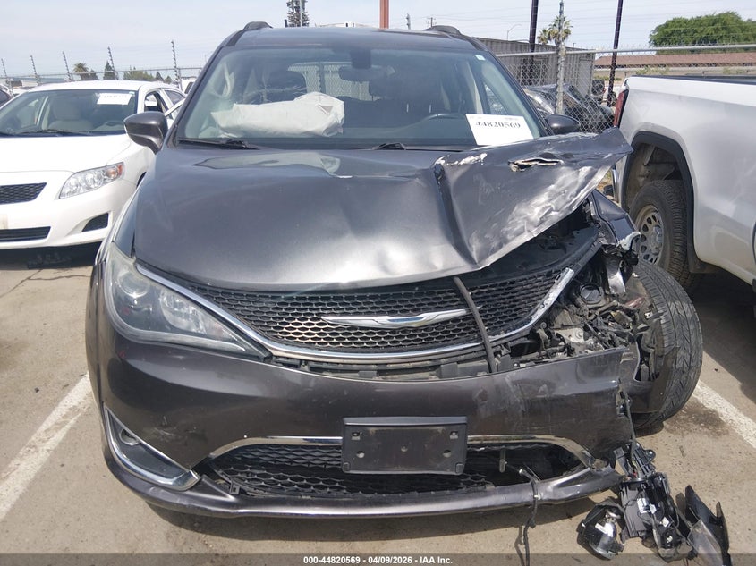 2C4RC1BGXHR516964 2017 Chrysler Pacifica 3.6 Touring-L grey