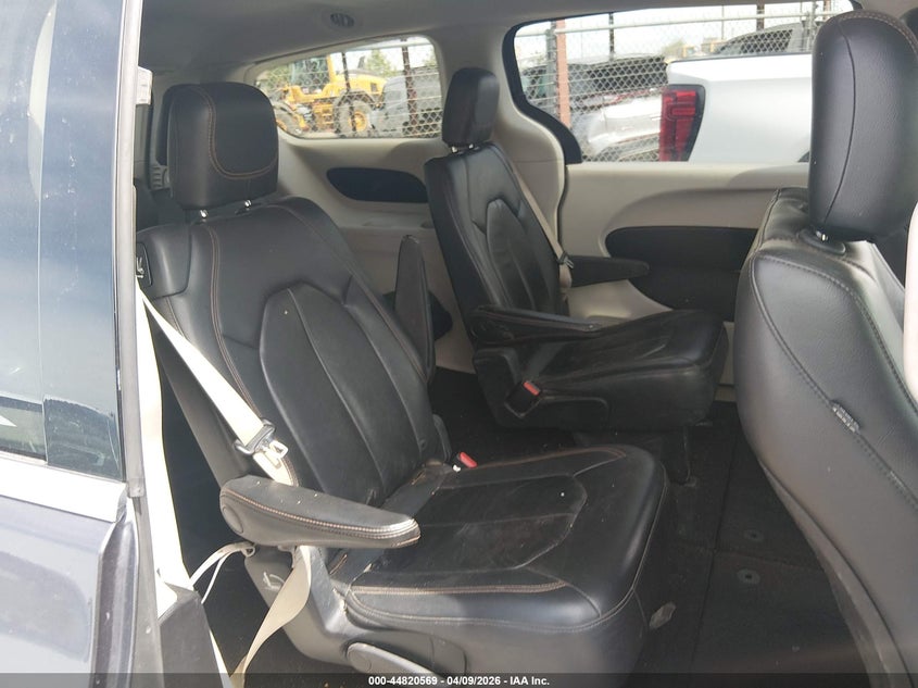 2C4RC1BGXHR516964 2017 Chrysler Pacifica 3.6 Touring-L grey