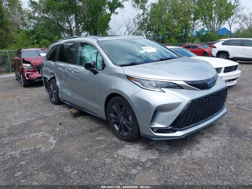 2022 TOYOTA SIENNA XSE