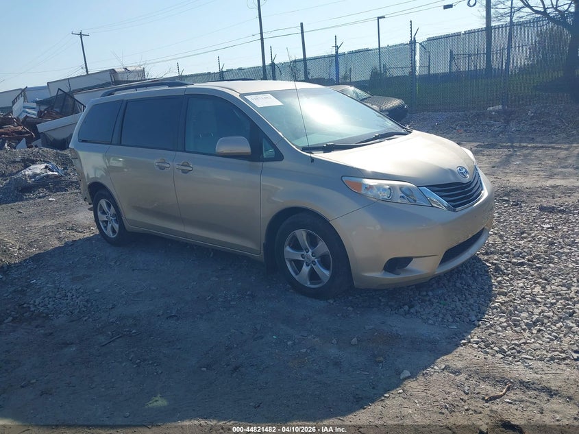2014 Toyota Sienna Le V6 8 Passenger
