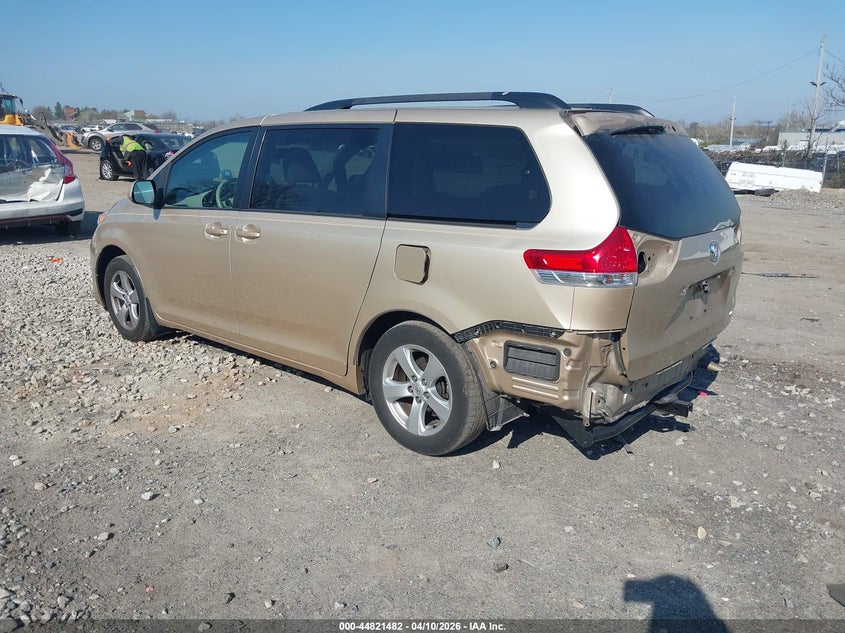 2014 Toyota Sienna Le V6 8 Passenger