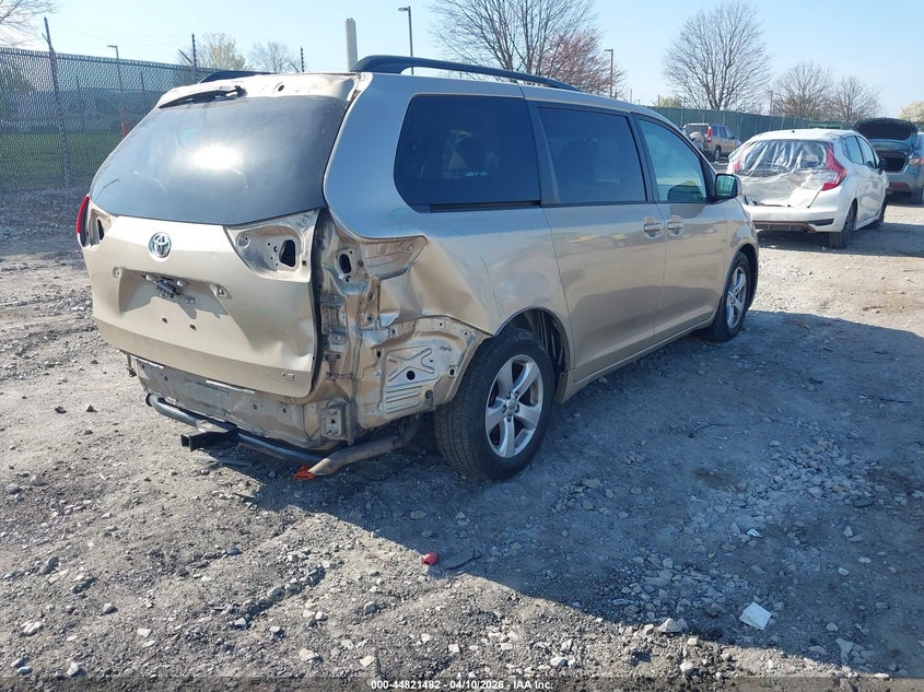 2014 Toyota Sienna Le V6 8 Passenger