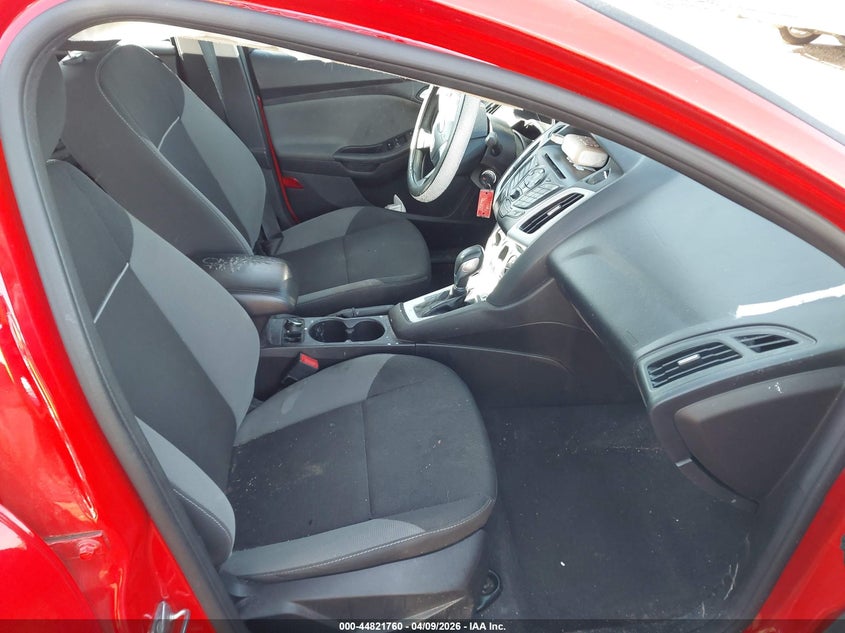 1FADP3F20EL458513 2014 Ford Focus 2.0 Se red