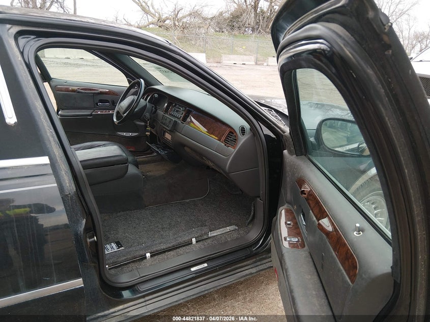 2000 Lincoln Town Car Signature