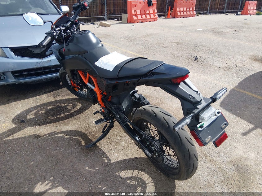 2026 KTM 690 SUPERMOTO ENDURO_BIKE 1