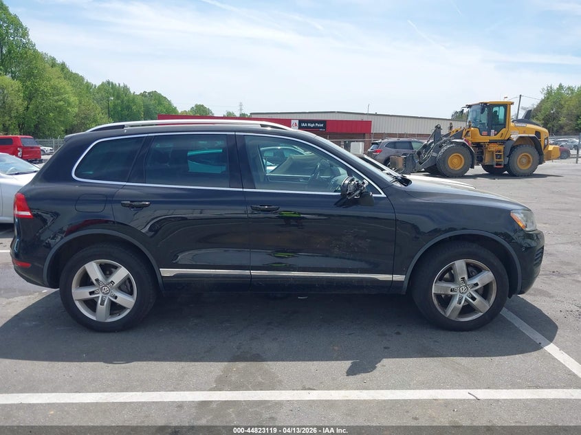 2014 Volkswagen Touareg 3.6L Lux VIN: WVGEF9BP8ED006675 Lot: 44823119