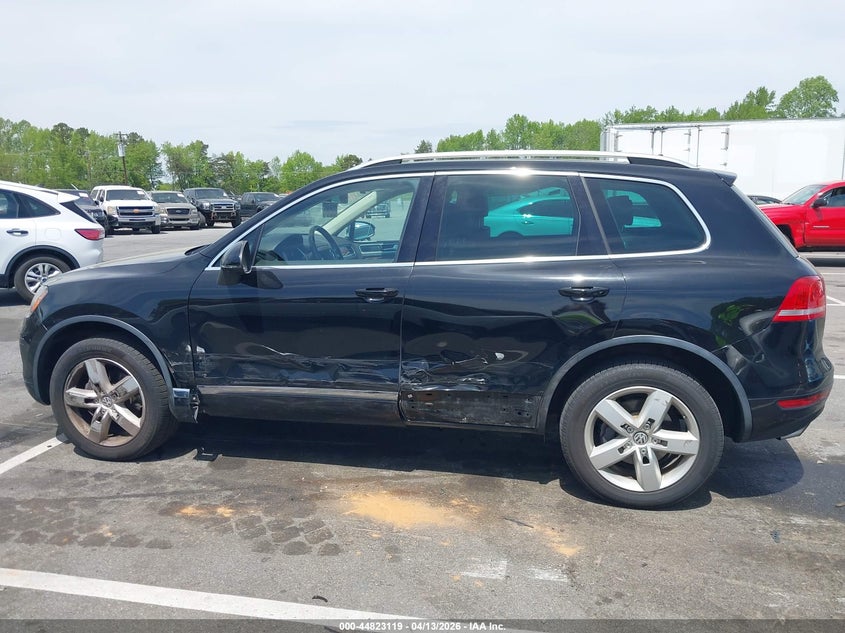 2014 Volkswagen Touareg 3.6L Lux VIN: WVGEF9BP8ED006675 Lot: 44823119