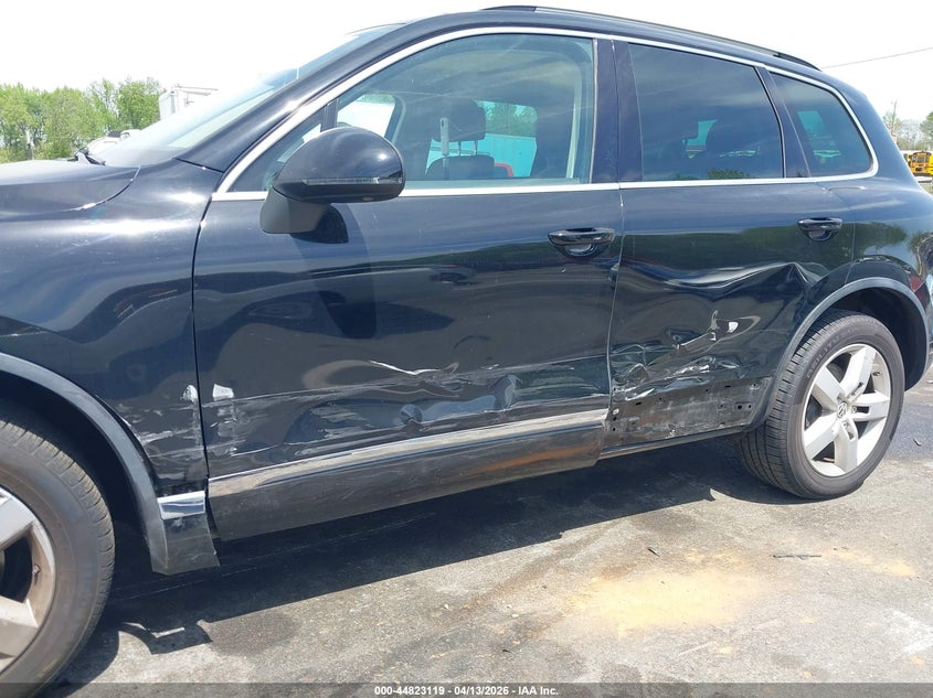 2014 Volkswagen Touareg 3.6L Lux VIN: WVGEF9BP8ED006675 Lot: 44823119