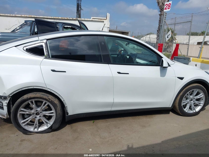 2024 Tesla Model y Long Range Single Motor Rear-Wheel Drive/Rwd white Lot 111044823292 Vin 7SAYGDED8RF093675