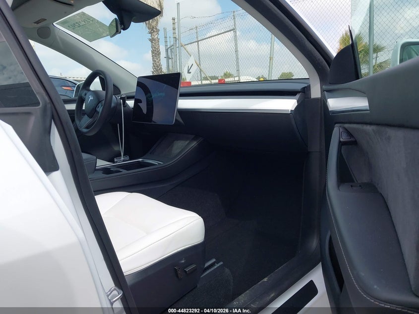 2024 Tesla Model y Long Range Single Motor Rear-Wheel Drive/Rwd white Lot 111044823292 Vin 7SAYGDED8RF093675