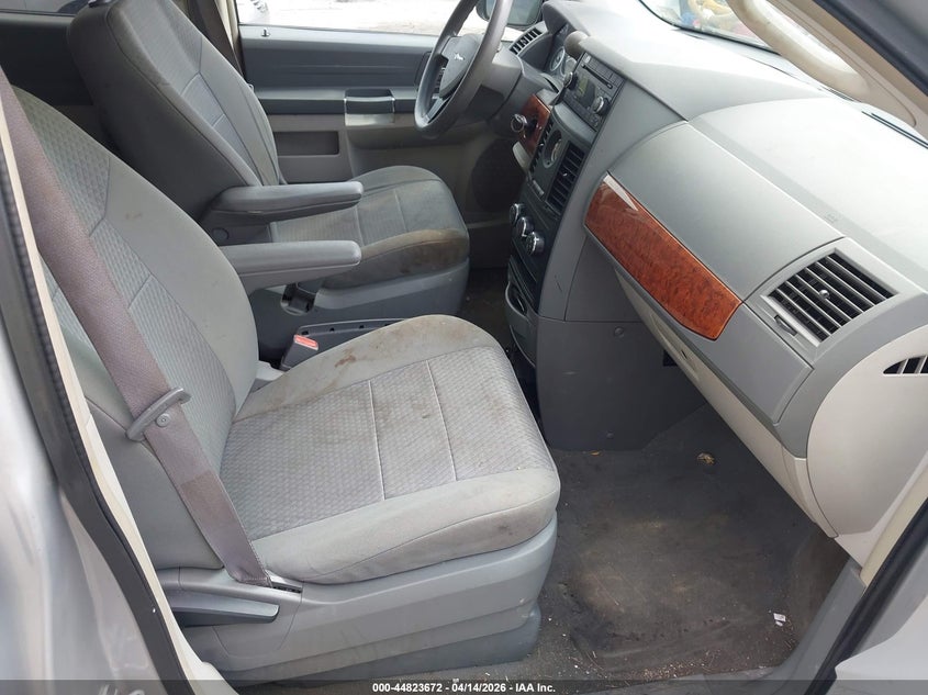 2008 Chrysler Town & Country Lx