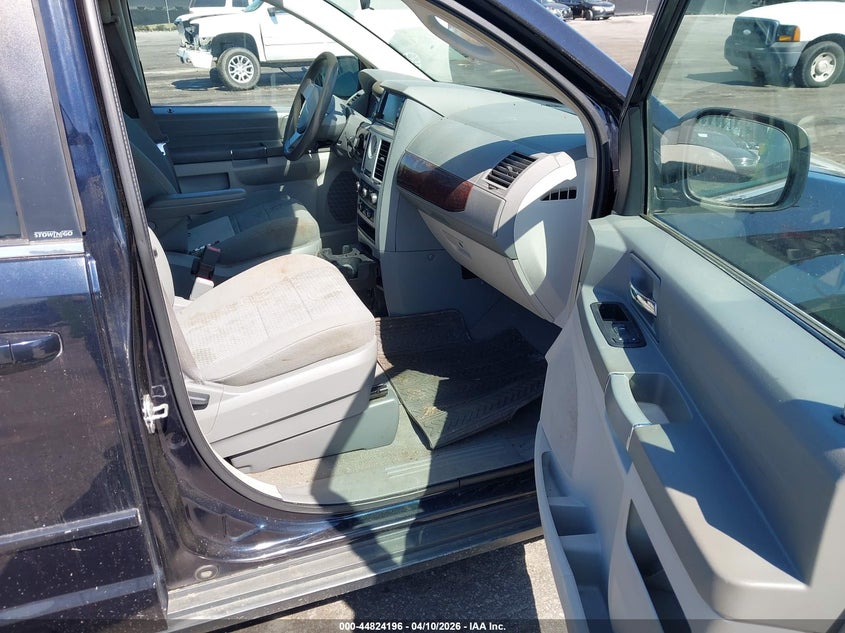 2010 Chrysler Town & Country Lx