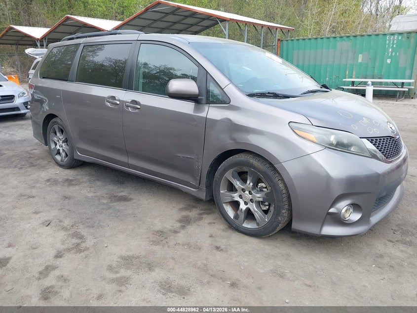 2015 Toyota Sienna Se 8 Passenger