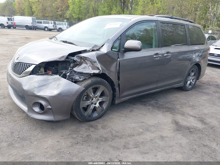 2015 Toyota Sienna Se 8 Passenger