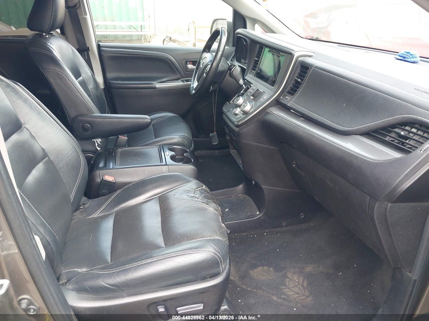 2015 Toyota Sienna Se 8 Passenger