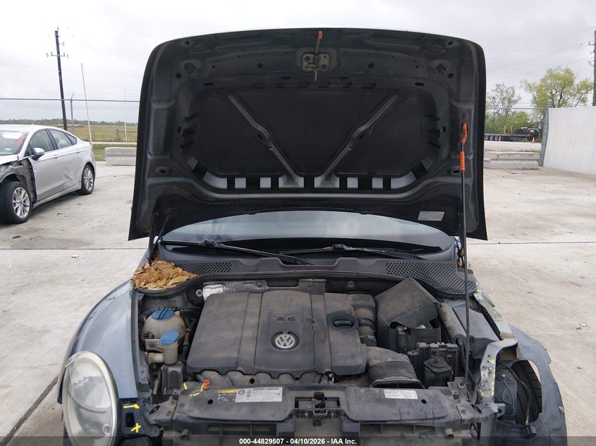 2013 Volkswagen Beetle 2.5L VIN: 3VW5X7ATXDM814210 Lot: 44829507