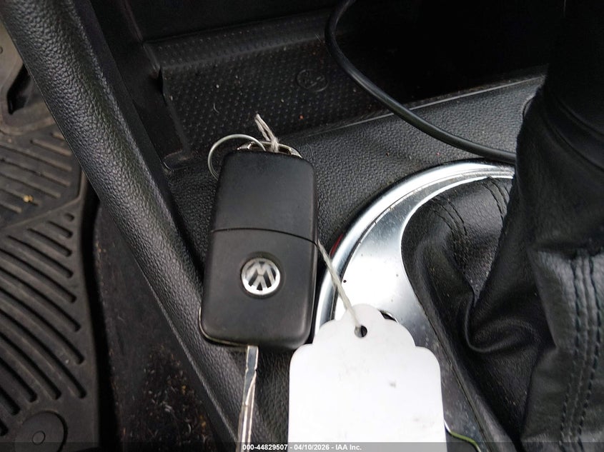 2013 Volkswagen Beetle 2.5L VIN: 3VW5X7ATXDM814210 Lot: 44829507