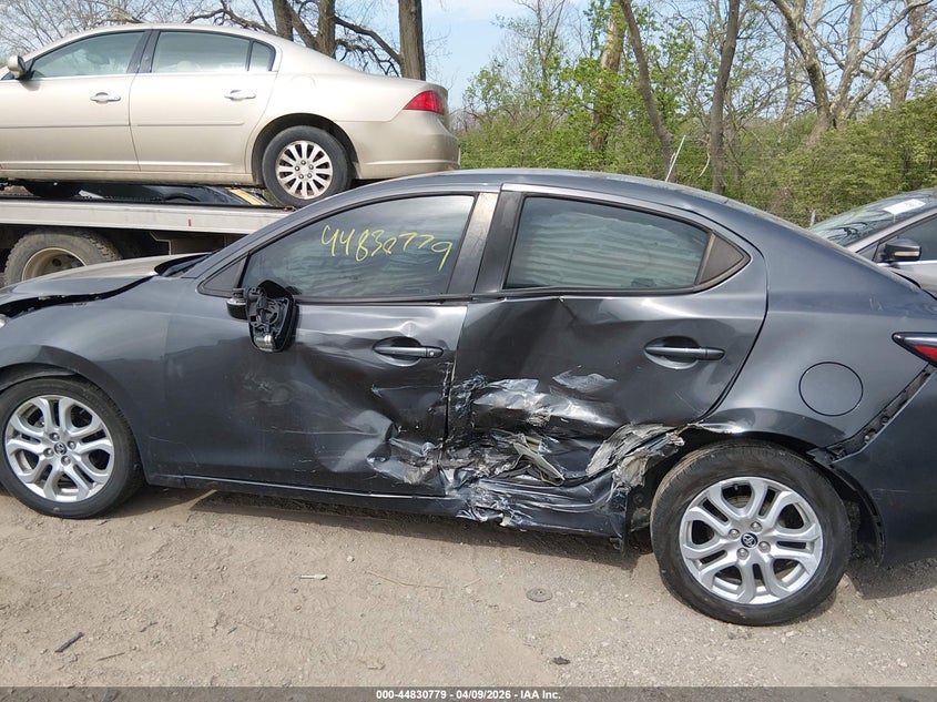 VIN 3MYDLBYV4JY301593 2018 TOYOTA YARIS IA