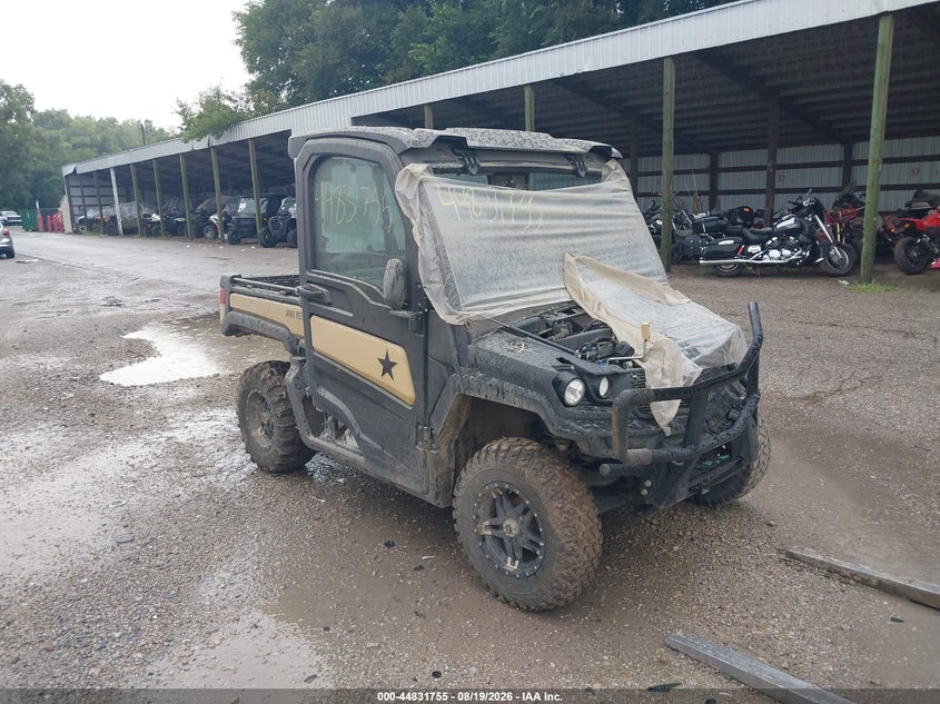 2023 JOHN DEERE XUV835M GATOR auction photo 1